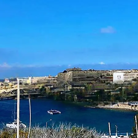 By The Sea Homestay Kalkara
